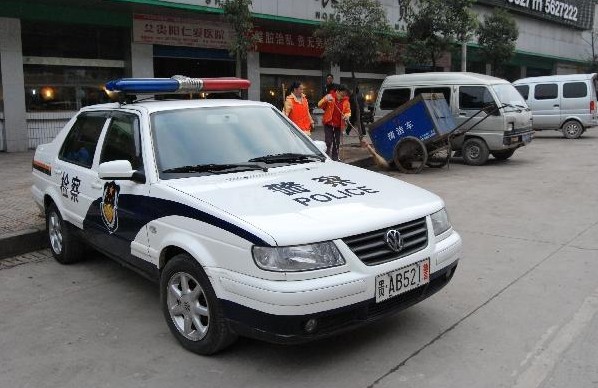 在贵阳东山路东山菜场门口,一辆挂有公安牌照的警车,因违法停车,也被
